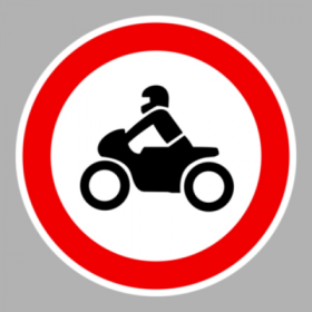 Motorkerékpárral behajtani tilos