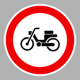 Segédmotoros kerékpárral behajtani tilos