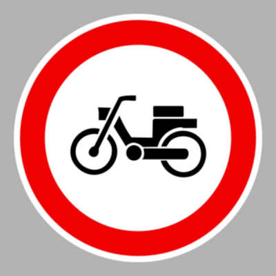 Segédmotoros kerékpárral behajtani tilos